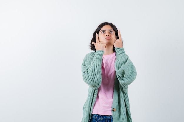 Expressive jeune fille posant en studio