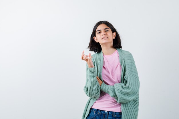 Expressive jeune fille posant en studio