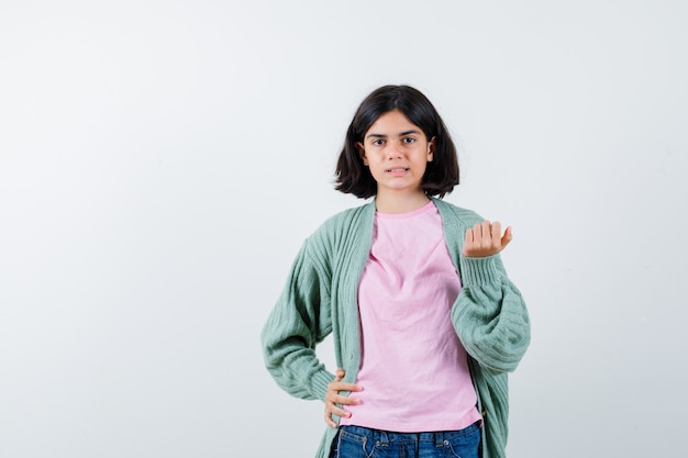 Expressive jeune fille posant en studio