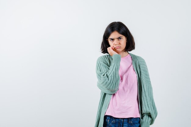 Expressive jeune fille posant en studio