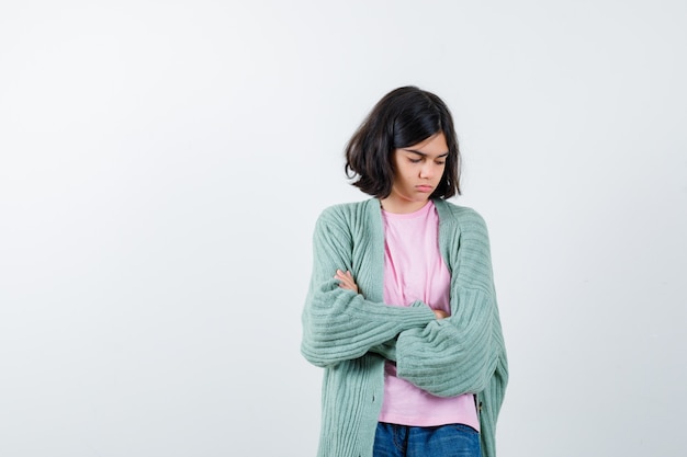 Expressive jeune fille posant en studio