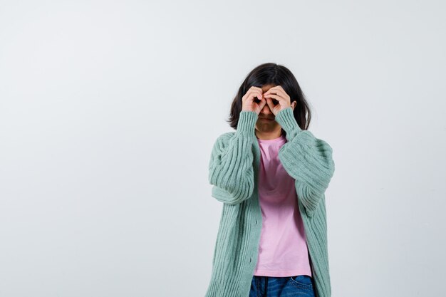 Expressive jeune fille posant en studio