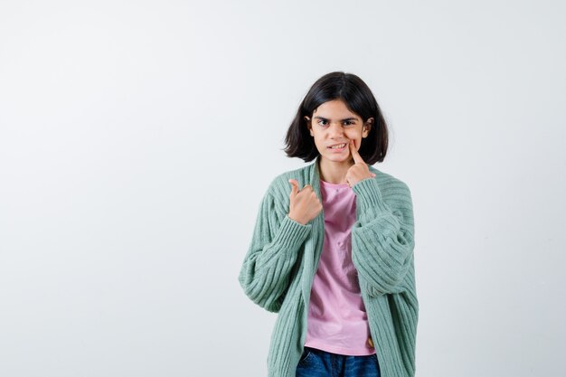 Expressive jeune fille posant en studio