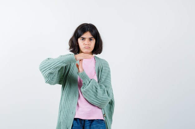 Expressive jeune fille posant en studio