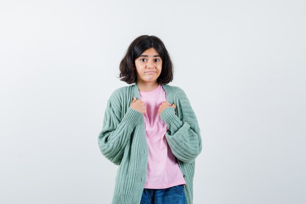 Expressive jeune fille posant en studio