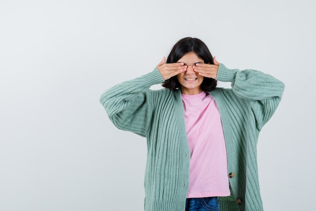 Expressive jeune fille posant en studio