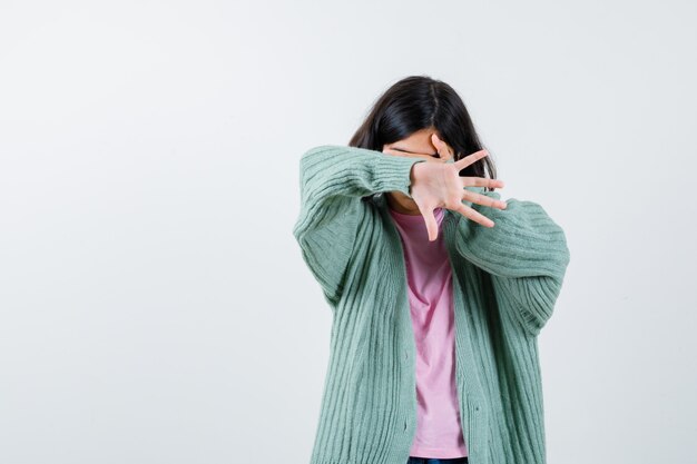 Expressive jeune fille posant en studio