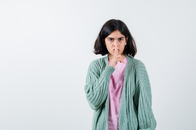 Expressive jeune fille posant en studio