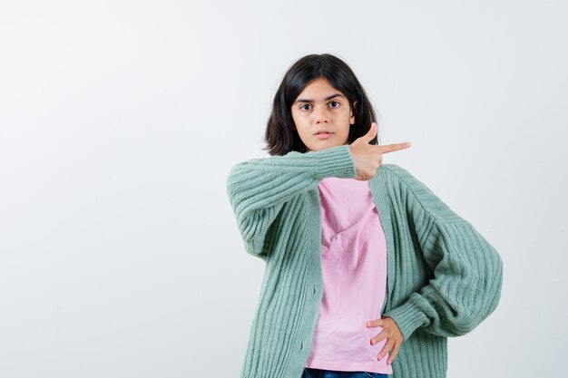 Expressive jeune fille posant en studio