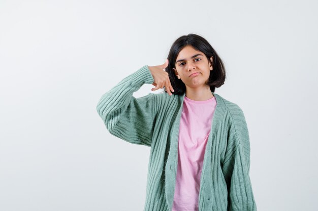 Expressive jeune fille posant en studio