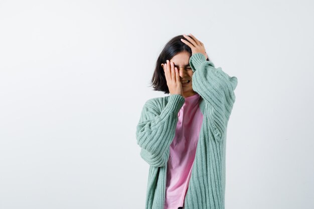 Expressive jeune fille posant en studio