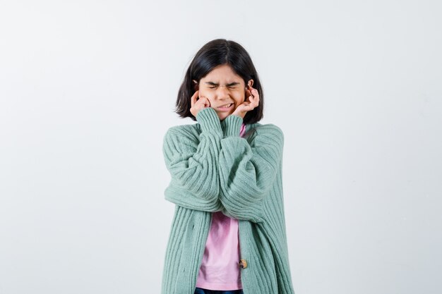 Expressive jeune fille posant en studio