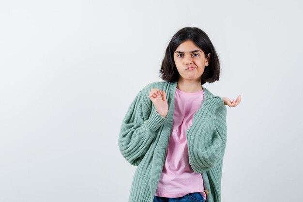 Expressive jeune fille posant en studio