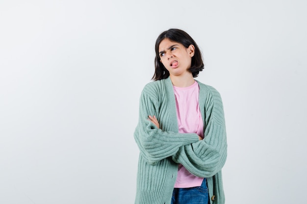 Expressive jeune fille posant en studio