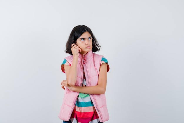 Expressive jeune fille posant en studio