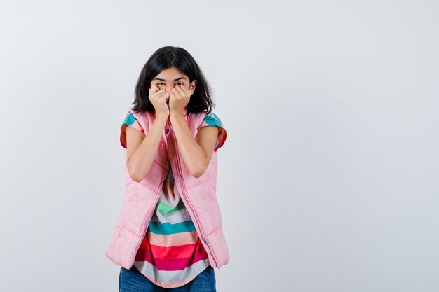 Expressive jeune fille posant en studio