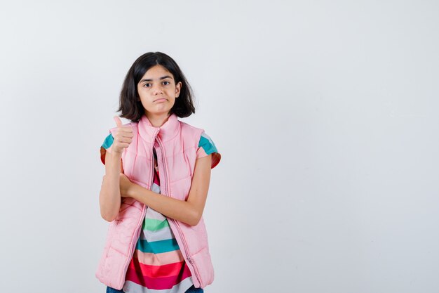 Expressive jeune fille posant en studio