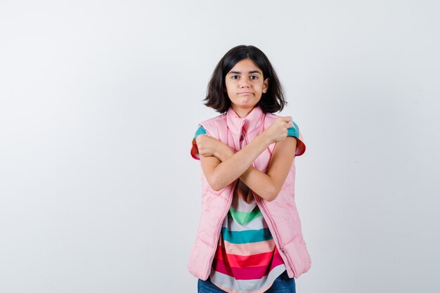 Expressive jeune fille posant en studio