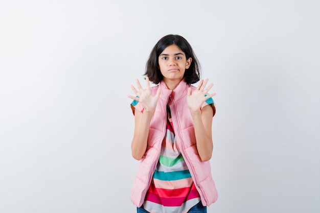 Expressive jeune fille posant en studio