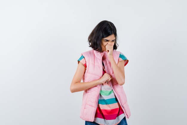 Expressive jeune fille posant en studio