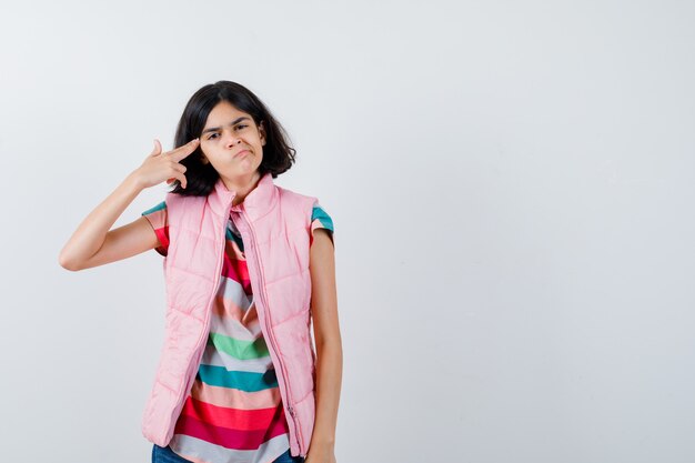 Expressive jeune fille posant en studio