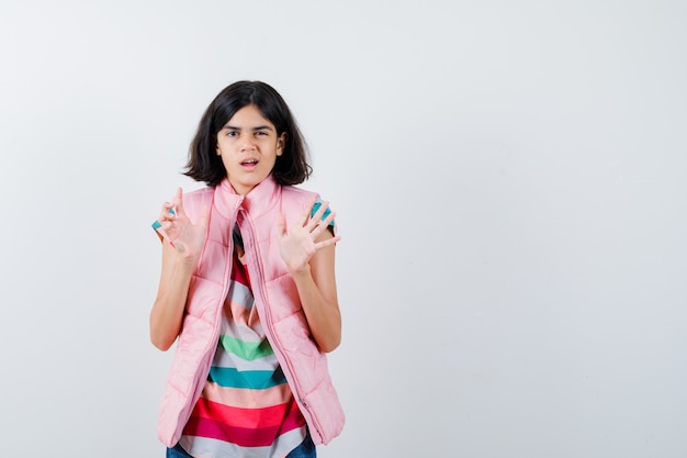 Expressive jeune fille posant en studio