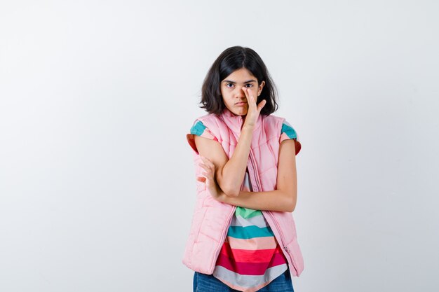 Expressive jeune fille posant en studio