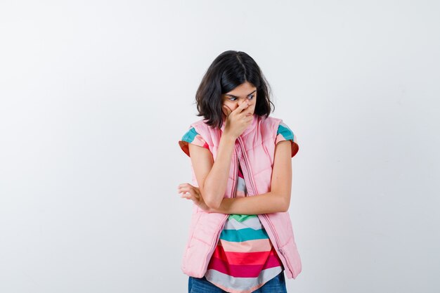 Expressive jeune fille posant en studio