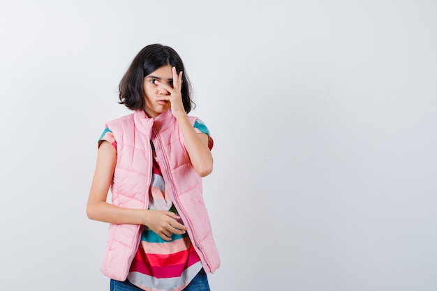 Expressive jeune fille posant en studio