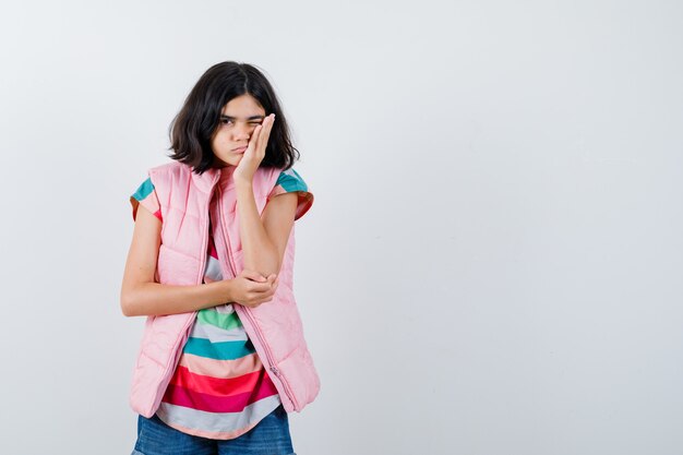 Expressive jeune fille posant en studio