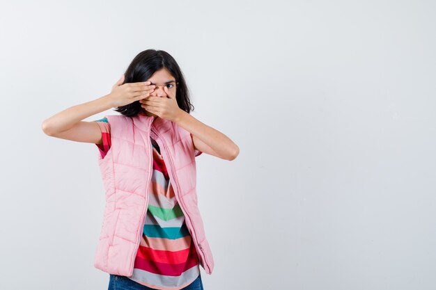 Expressive jeune fille posant en studio