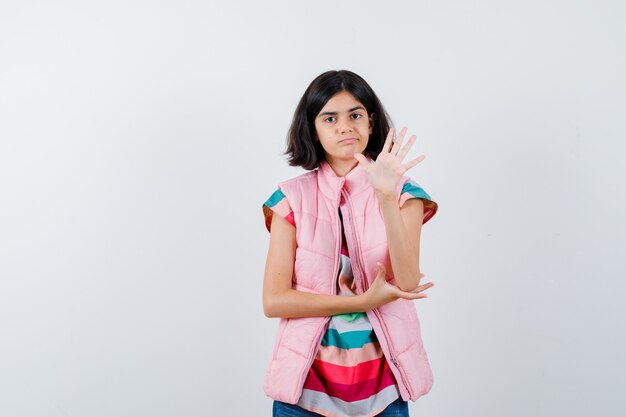 Expressive jeune fille posant en studio