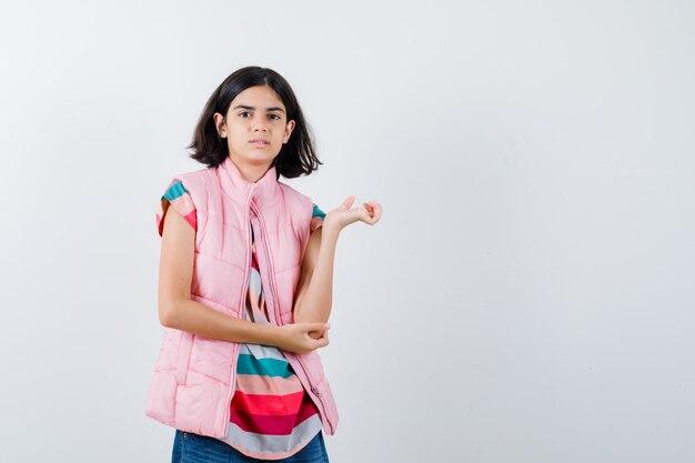 Expressive jeune fille posant en studio