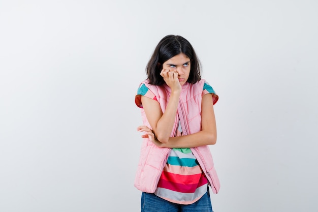 Expressive jeune fille posant en studio