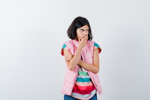 Expressive jeune fille posant en studio