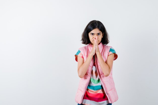 Expressive jeune fille posant en studio