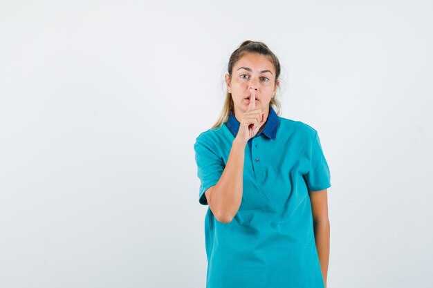 Expressive jeune fille posant en studio