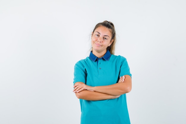 Expressive jeune fille posant en studio