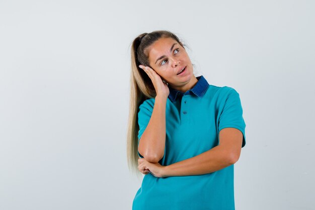 Expressive jeune fille posant en studio