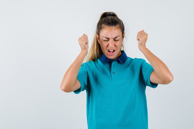 Expressive jeune fille posant en studio