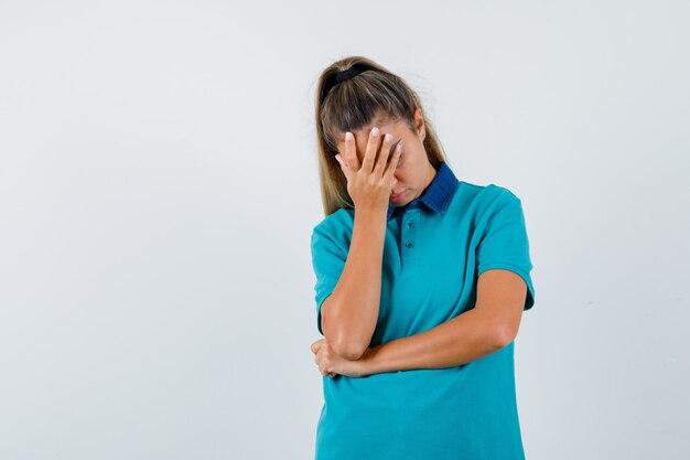 Expressive jeune fille posant en studio