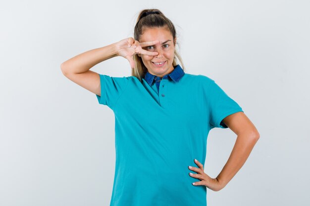 Expressive jeune fille posant en studio