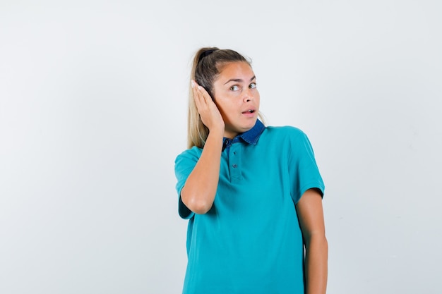 Expressive jeune fille posant en studio