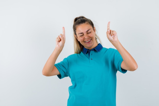 Expressive jeune fille posant en studio