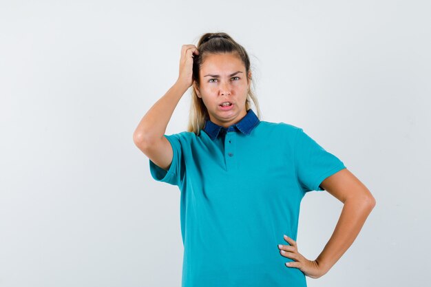 Expressive jeune fille posant en studio