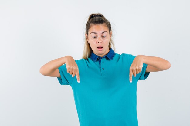 Expressive jeune fille posant en studio