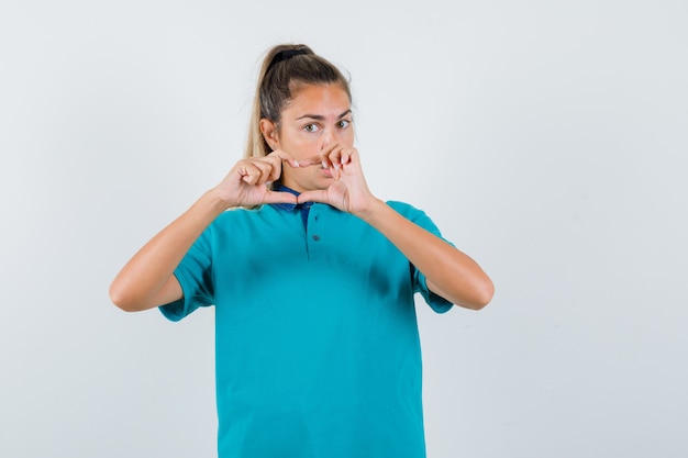 Expressive jeune fille posant en studio