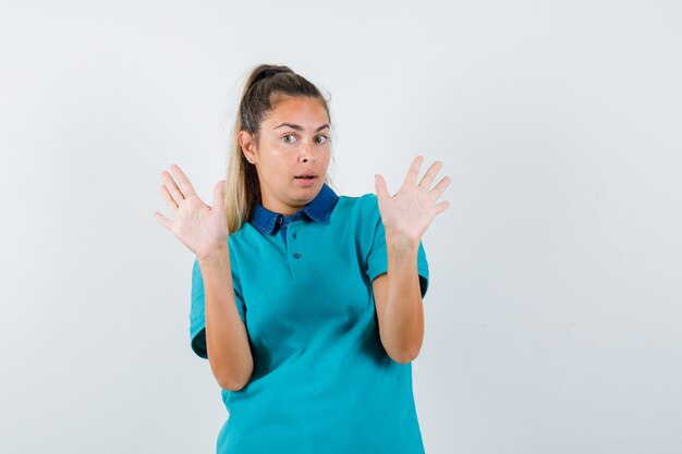 Expressive jeune fille posant en studio