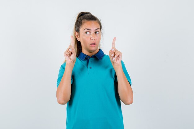 Expressive jeune fille posant en studio