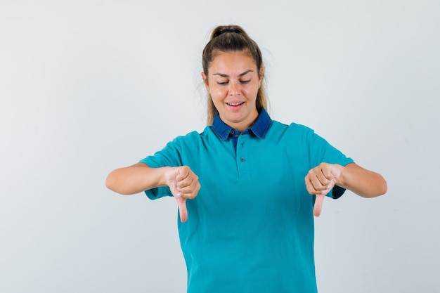 Expressive jeune fille posant en studio